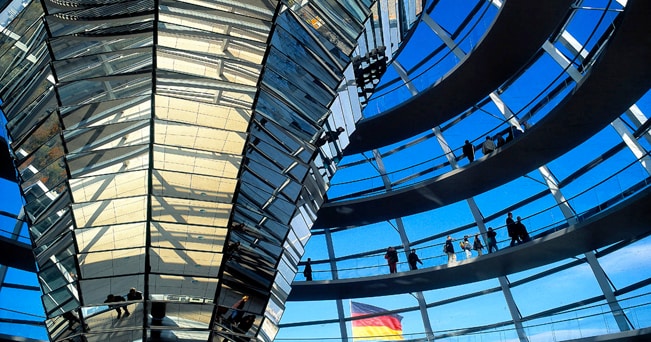 L'interno del Reichstag, il parlamento ristrutturato da Norman Foster (foto PCL / Alamy)