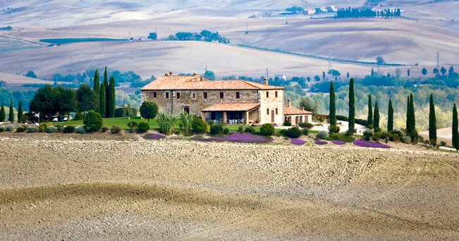 Veduta di una casa colonica in Toscana (foto imagebroker / Alamy/Milestone Media)