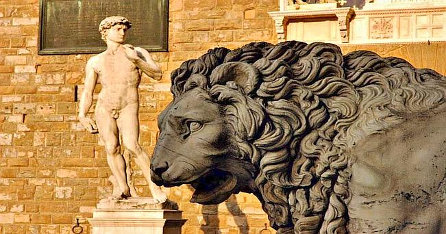 Capolavori. Il David di Michelangelo e uno dei due leoni della Loggia in Piazza della Signoria