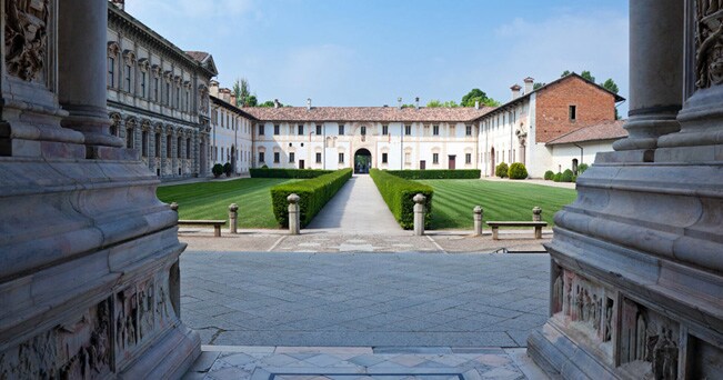 Il cortile della Certosa di Pavia (foto giuseppe masci / Alamy)