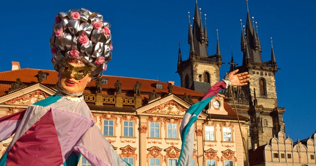 Una maschera nella Città Vecchia di Praga (foto Peter Forsberg / Alamy/Milestone Media)