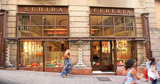 Le vetrine della Cereria Subra: uno dei pi suggestivi negozi del Barri Gtic. 