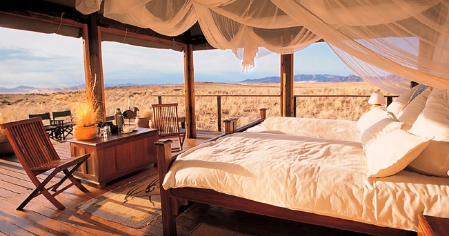Una camera da letto con vista sulla savana