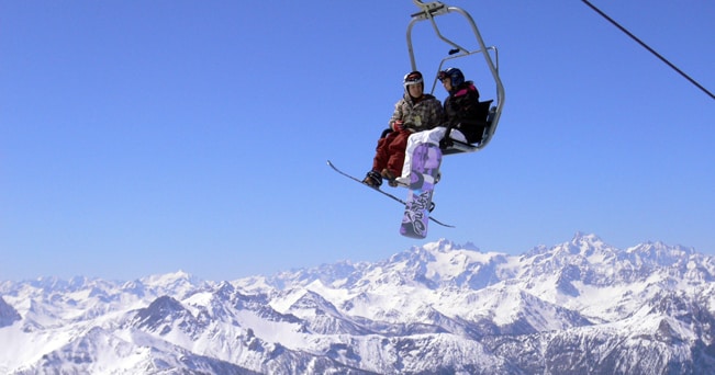 Due sciatrici in seggiovia a Bardonecchia