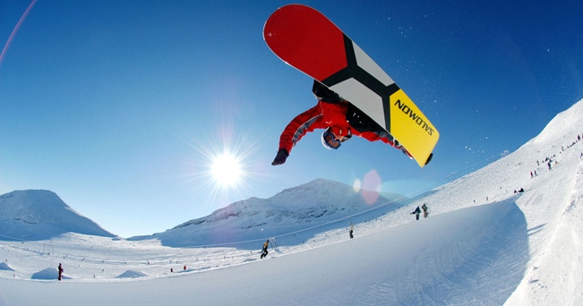 Uno snowboarder in azione (foto Arco Images GmbH/Alamy/Milestone Media)