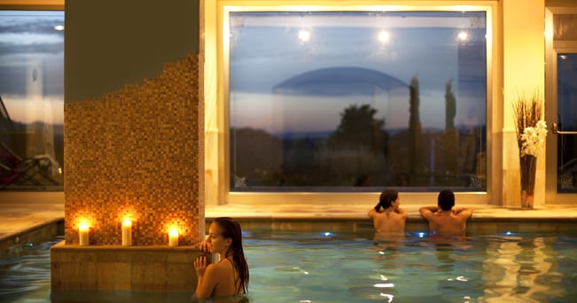 La piscina interna del resort Borgo Brufa