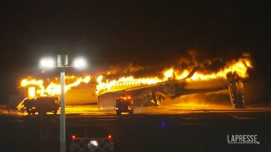 Tokyo Aereo A Fuoco In Pista Il Velivolo Avvolto Dalle Fiamme Il