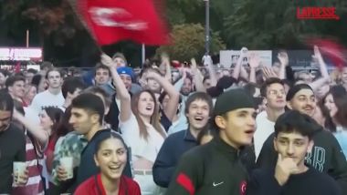 Vienna I Tifosi Della Turchia Festeggiano La Vittoria Contro L Austria