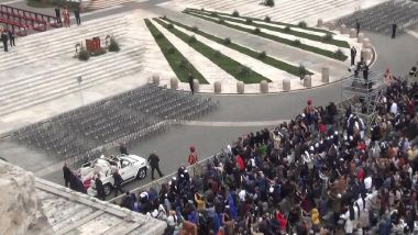 Papa Francesco In Piazza San Pietro In Papamobile Per Le Celebrazioni