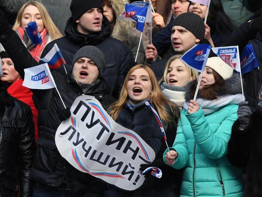 Mosca Folla Allo Stadio Per Il Raduno Pre Elettorale Di Putin Il