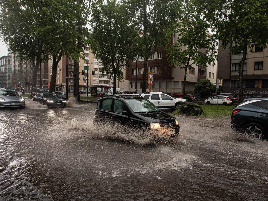 Pioggia Senza Sosta Esonda Il Lambro A Milano E Monza Il Sole Ore