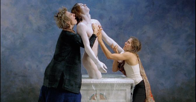 Emergence (Emersione). Bill Viola, 2002, 11'40”. Retroproiezione video a colori ad alta definizione su schermo montato a parete in una stanza buia Interpreti: Weba Garretson, John Hay, Sarah Steben. cm 213 x 213. Courtesy Bill Viola Studio 