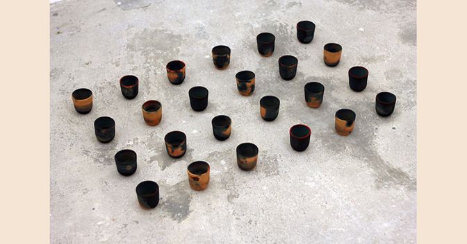 2017 di Ayman Zedani, ceramica, pigmento liquido. Installazione interattiva a tempo 