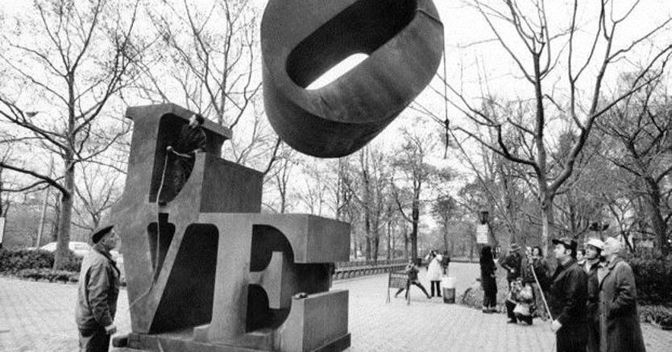 Inverno 1971, la scultura di Robert Indiana viene posizionata tra la Fifith Avenue e la sessantesima strada 