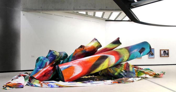 Katharina Grosse, Ingres Wood Seven, 2017 (Foto Cecilia Fiorenza courtesy Fondazione MAXXI) 