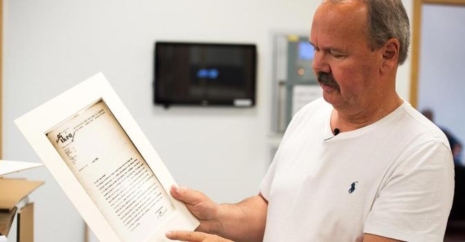 Erik Gyllensvaan, ceo dell'omonima azienda svedese, mostra la prima lettera spedita al padre Nils da Ikea, nel 1952 
