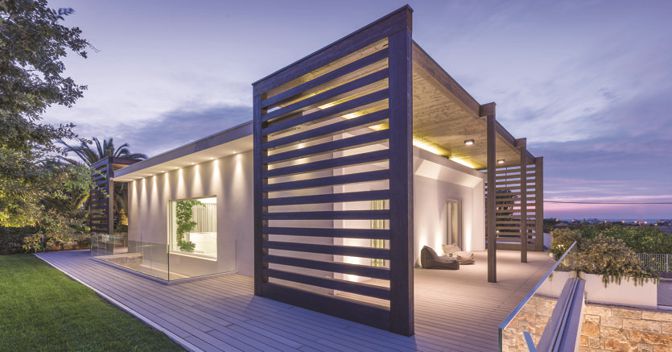 Villa Miriam a Monopoli (Bari): il metodo costruttivo holzius di Rubner Haus permette l'assemblaggio  senza uso di chiodi e colle e si adatta a diversi tipi di clima 