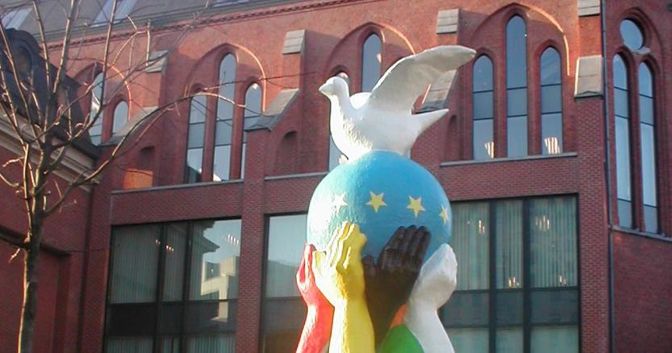  È un’opera  offerta alla Commissione Ue dallo scultore francese Bernard Romain. È posta nel cuore del quartiere europeo di Bruxelles, incrocio di popoli e culture. 