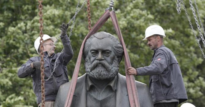 La statua di Karl Marx a Berlino rimossa nel 2010 per i lavori della metropolitana  (Reuters) 