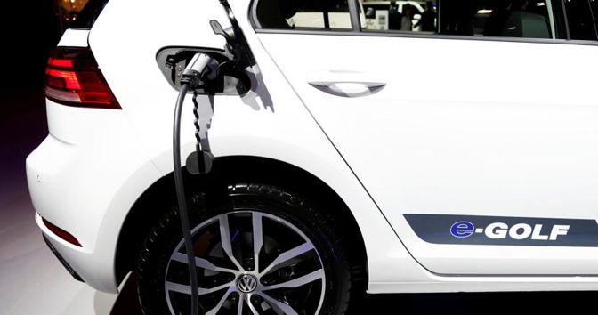 Una Golf elettrica in mostra al Salone dell’auto di Bruxelles (Reuters) 