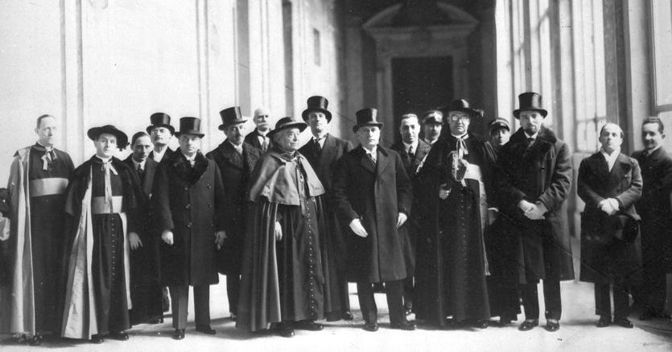 Foto d'archivio di Benito Mussolini con prelati in Vaticano per la firma dei Patti Lateranensi (Ansa) 