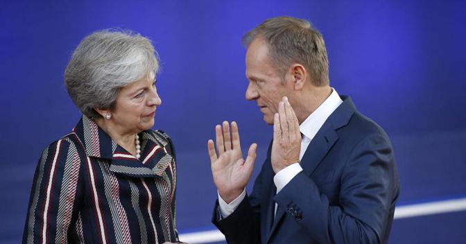 Theresa May e Donald Tusk (Epa) 