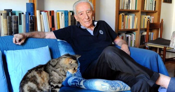  Franco Loi, qui con il suo gatto, ha compiuto ieri 87 anni 