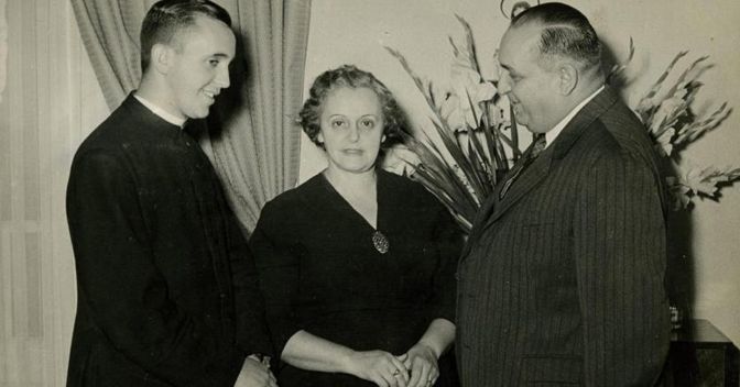 Jorge Mario Bergoglio con la mamma Regina Maria Sivori e il padre Mario (Afp) 