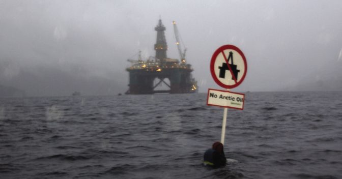 . Attivisti di Greenpeace protestano contro la trivelle  petrolifera Eirik Raude di Statoil e Hydro nel mare di Barents  