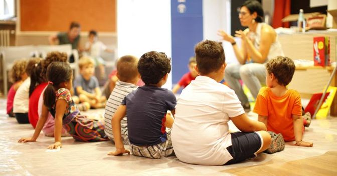 La narrazione orale (nella foto un incontro di Festivaletteratura) costruisce socialità e può essere un interessante luogo di incontro per grandi e bambini 