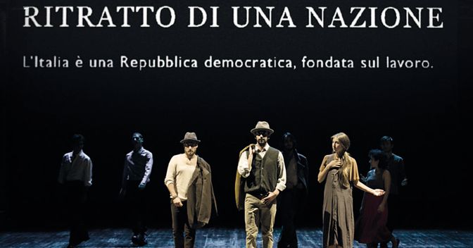  Una scena di «Ritratto di una nazione» che ricalca il quadro «Quarto stato» di Giuseppe Pellizza da Volpedo  