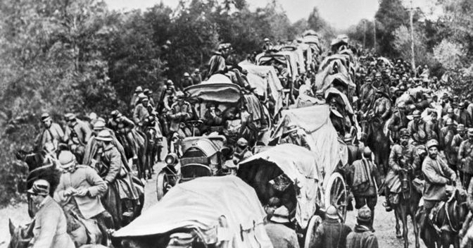 . Truppe italiane si muovono su una strada lungo l’Isonzo, durante la prima guerra mondiale 