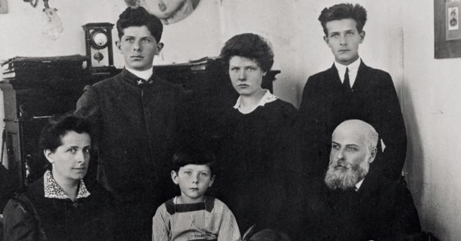 . Ivrea, 1919: in piedi da sinistra Adriano, Elena e Massimo. Seduti Luisa Revel e Camillo Olivetti con il figlio più piccolo Dino. In basso da sinistra Silvia e Laura  Courtesy Fondazione Adriano Olivetti 