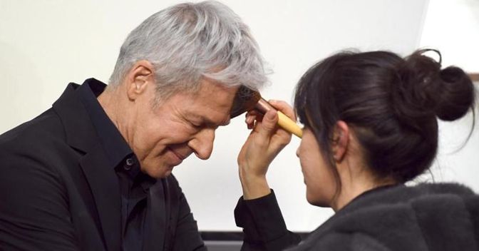 Claudio Baglioni al trucco (Ansa) 