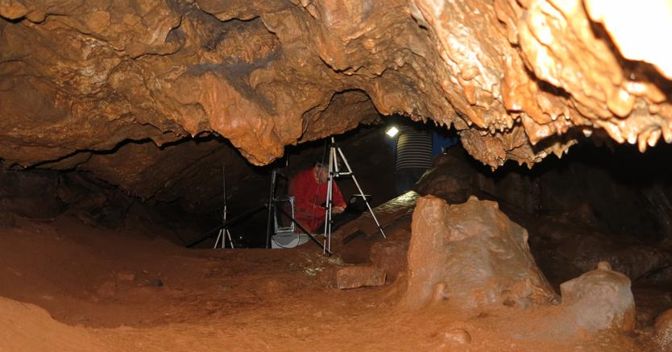 Ricercatori all’opera nella grotta di Maltravieso (Afp) 