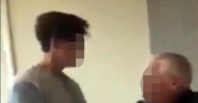 Il video del bullo che assieme a due suoi compagni ha minacciato il suo professore di italiano a Lucca  