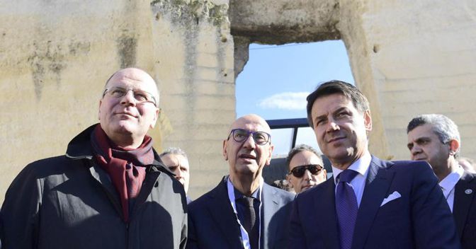 Il Commisario europeo alla Cultura Tibor Navracsics (a sinistra) accanto al premier Giuseppe Conte; al centro sullo sfondo, Salvatore Adduce, presidente della Fondazione Matera-Basilicata 2019 (Ansa) 