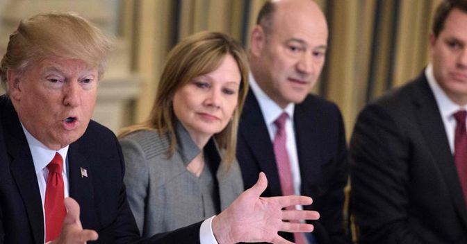 Il presidente Trump e, terzo da sinistra, Gary Cohn, direttore del National Economic Council (Afp) 