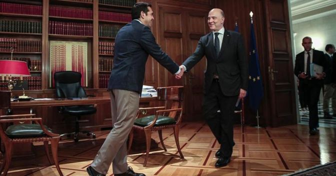 Il premier  greco Tsipras e il Commissario Ue agli affrai economici Pierre Moscovici (Afp) 