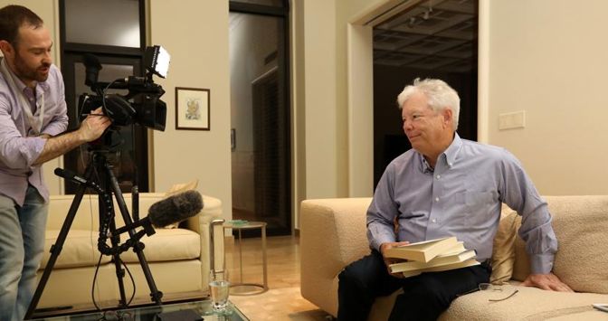 Richiard H. Thaler si prepara per  un’intervista subito dopo aver appreso di aver vinto il premio Nobel per l’Economia 2017(Foto Afp) 