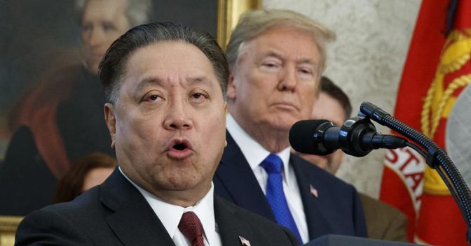 Il ceo di Broadcom, Hock Tan, annuncia la decisione di portare l’headquarter negli Stati Uniti durante un evento alla casa bianca, il 2 novembre. (Foto AP) 