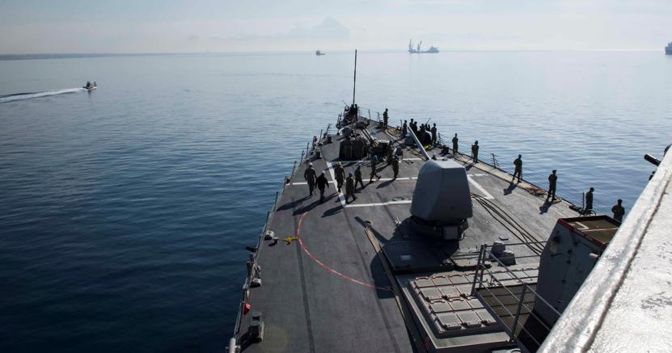 Il cacciatorpediniere americano Uss Donald Cook salpa dal porto di Larnaca a Cipro (Reuters) 