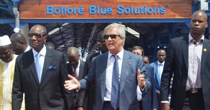 Vincent Bolloré con il presidente della Guinea Alpha Conde (sinistra) nel 2014 (Afp) 