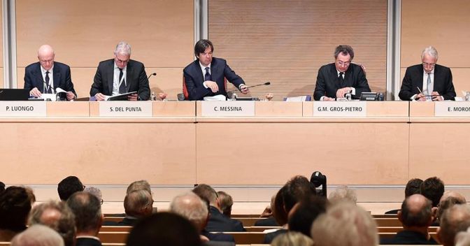 Un momento dell'assemblea degli azionisti di Intesa Sanpaolo (Ansa) 