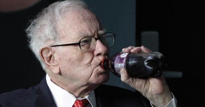 Warren Buffett si concede l’amata Cherry Coke in una pausa dell’assemblea di Berkshire Hathaway (Ap) 