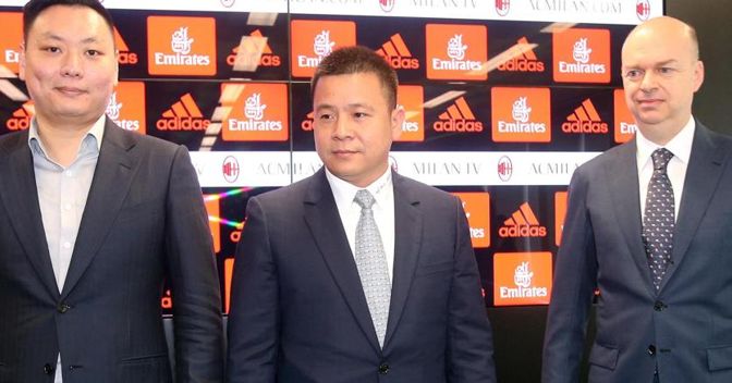 Il proprietario del Milan ,Li Yonghong (al centro), con  David Han Li  e Marco Fassone (a destra), ad del Milan (Ansa) 