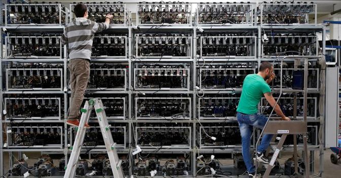 Server alla Bitminer Factory di Firenze (Reuters) 