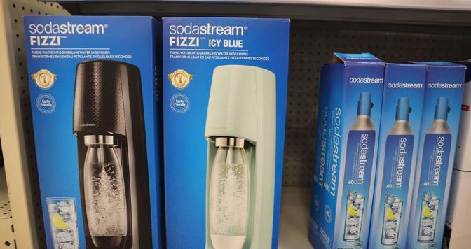 Alcuni prodotti di Sodastream in vendita: servono per  produrre acqua frizzante in casa, risparmiando plastica (Afp) 