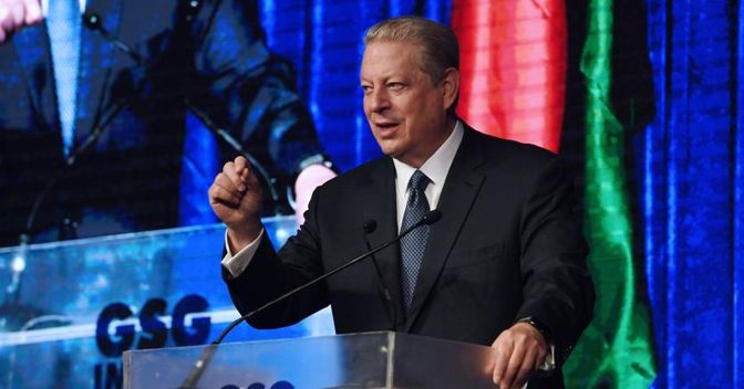 L’ex vice presidente degli Stati Uniti, Al Gore, al summit della finanza ad impatto sociale, a New Delhi (Afp) 