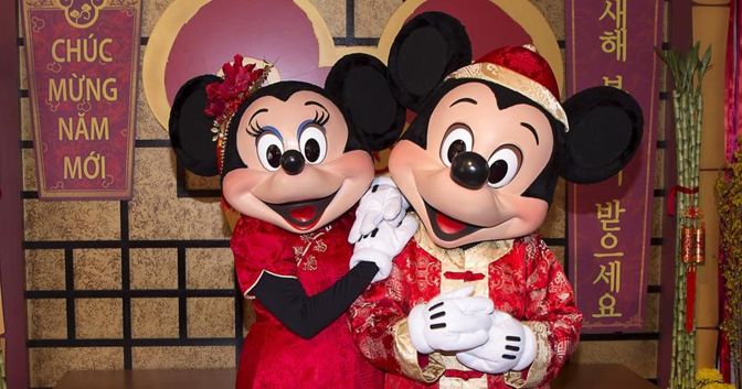 Topolino e Minnie in abito tradizionale cinese  celebrano l’ok antitrust al deal Disney Fox  
